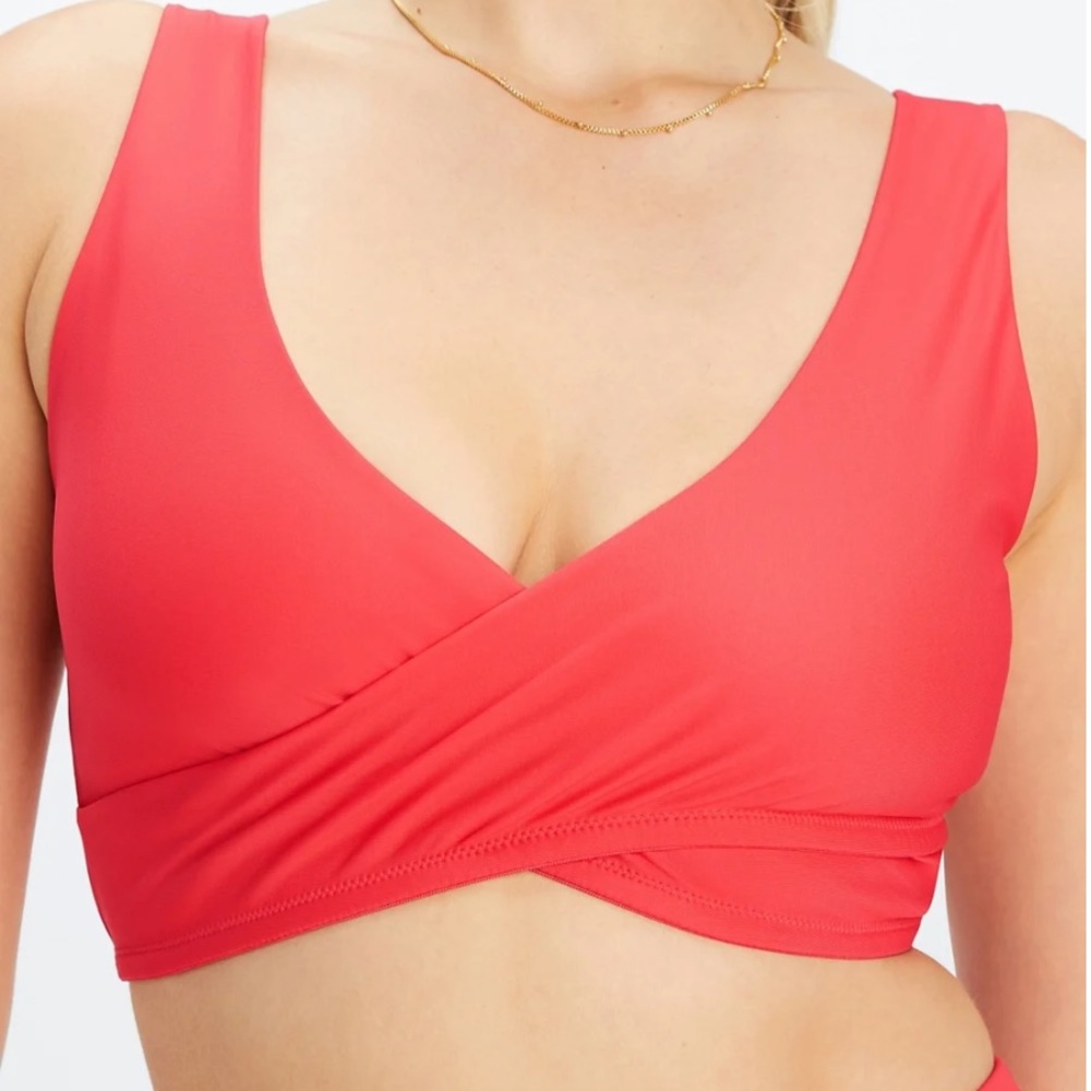 Fabletics Strawberry Red Low Impact Crossover Sports Bra Size Large NWT
